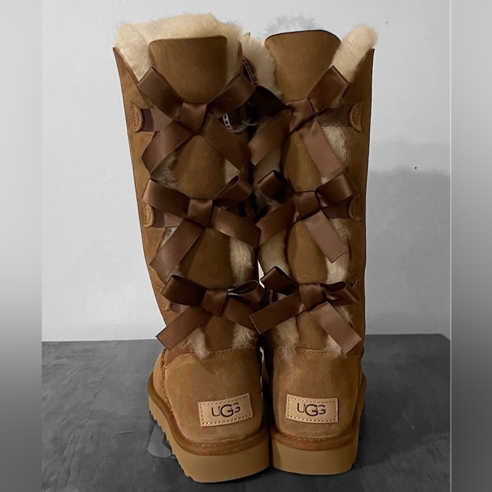 UGG BAILEY BOW III TALL 7 NWOB